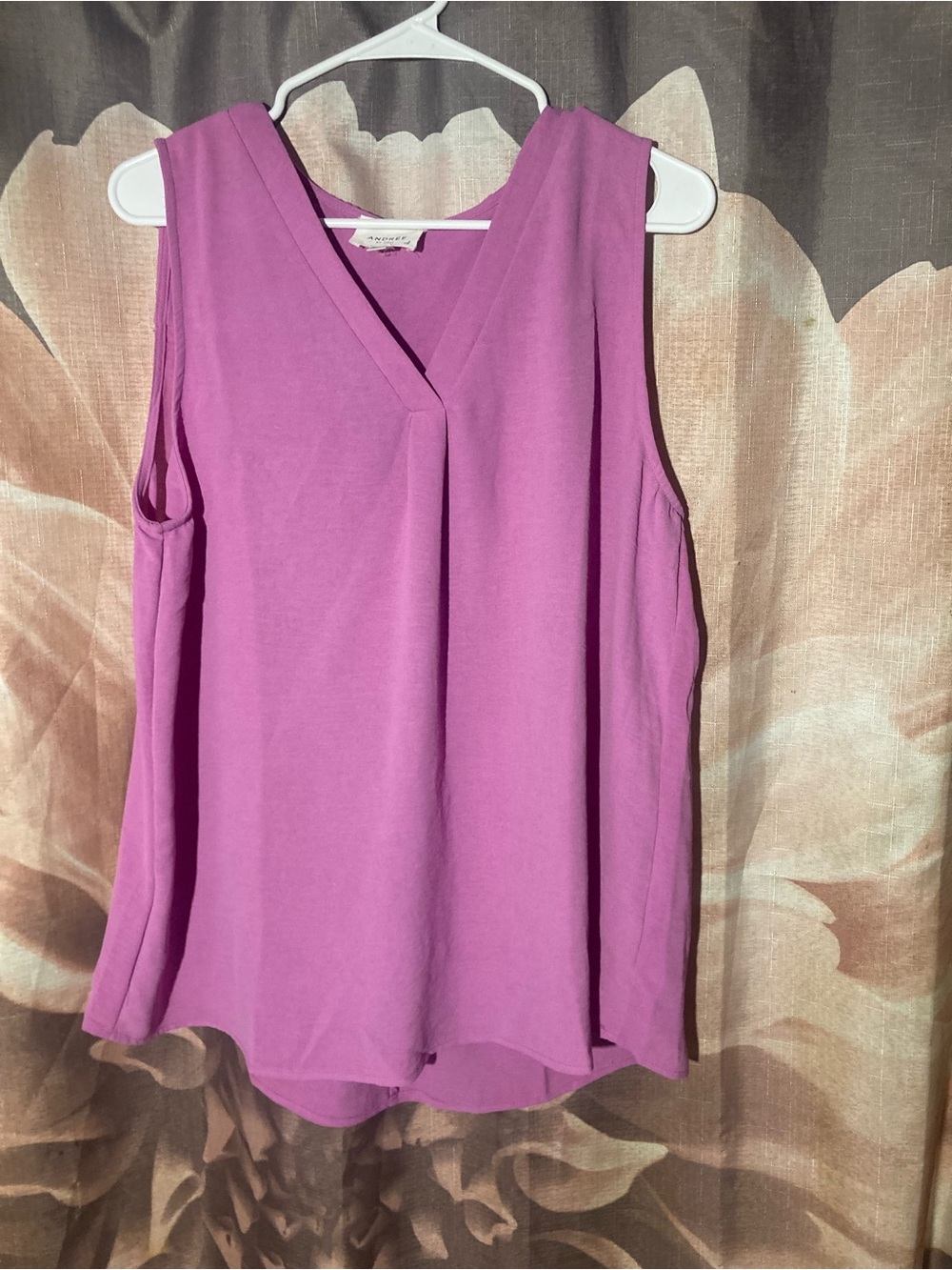 ANDREE BY UNIT Sleeveless V-Neck Camisole in Magenta